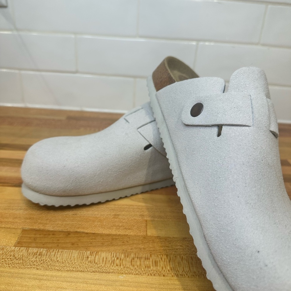 NWOT Cushionaire Light Gray Clogs, Size 8